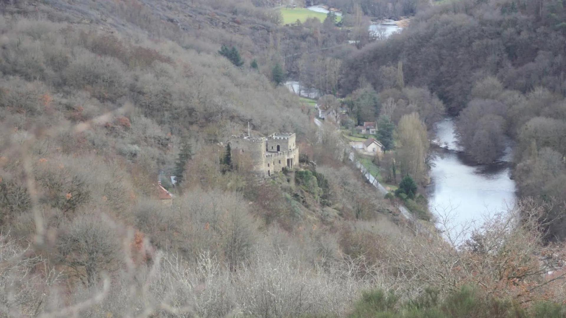 Gite Le Rocher Chouvigny 0*,  France